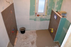 Gäste-Bad mit Fliesen an WC- und Waschbecken-Wand