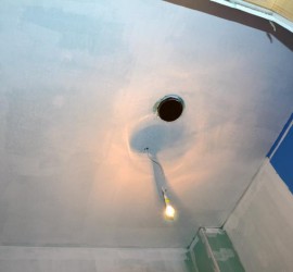 Sperrgrund an der Decke im Gäste-Bad