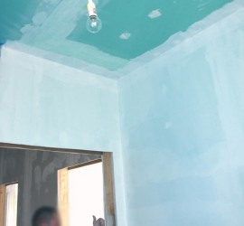 Gäste-Bad mit Sperrgrund an Wänden und Elefantenhaut an Duschwänden