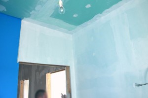 Gäste-Bad mit Sperrgrund an Wänden und Elefantenhaut an Duschwänden