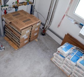 Teil der im Hausanschlussraum gestapelten Fliesenlieferung