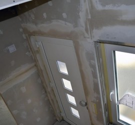 Haustürwand mit gespachtelten Eckwinkeln