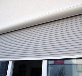 Rollladenintergarten-Westseite halb geschlossen