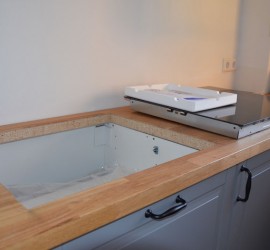 Das noch einzubauende und anzuschließende Kochfeld