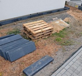 Kantsteine mit Baumaterial auf Nordseite