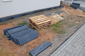 Kantsteine mit Baumaterial auf Nordseite