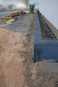 Kantsteine Nordseite zur Straße hin