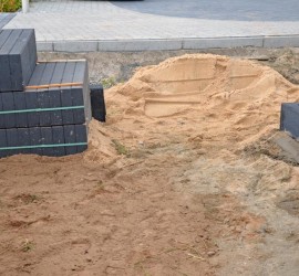 Stellplatz mit Sand und Kantsteinpalette