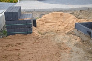 Stellplatz mit Sand und Kantsteinpalette