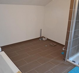 Vor Anschluss der Badewanne, Anschlusspodest sichtbar
