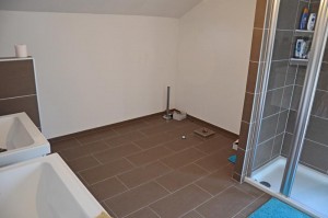 Vor Anschluss der Badewanne, Anschlusspodest sichtbar