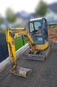 Bagger beim Einfahrt schottern
