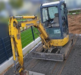 Bagger beim Einfahrt schottern