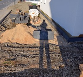 Baumaterial auf Nordseite mit Schattenspiel