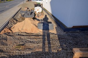 Baumaterial auf Nordseite mit Schattenspiel