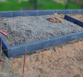 Kantsteine für Gartenhüttenfundament