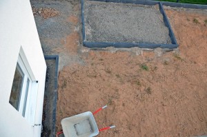 Kantsteine für Gartenhütte (Balkonsicht), hinten links einige der ausgelesenen Steine