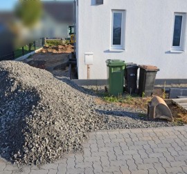 Schotterberg vor der Einfahrt