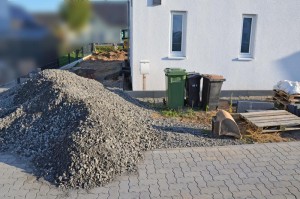 Schotterberg vor der Einfahrt