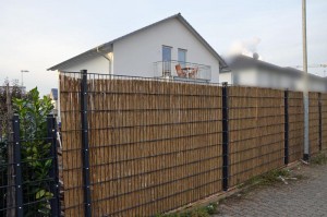 Zaun mit Schilfrohrmatte Fahrradweg-Seite West-Sicht