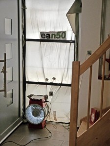 Blower-Door-Test Messaufbau an der Haustür