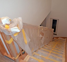 Treppengeländer eingepackt