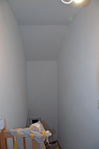 Treppenhaus mit Rollputz und Geländerschutz