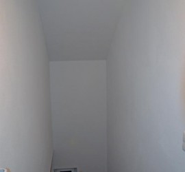 Treppenhaus mit Rollputz und Geländerschutz