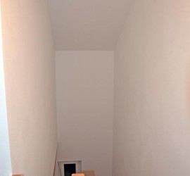 Treppenhaus mit Rollputz ohne Geländerschutz