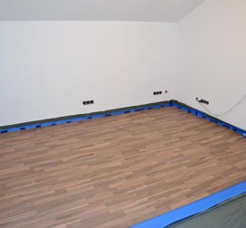 Ca. die Hälfte des Gästezimmer-Laminats verlegt