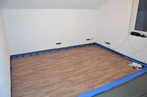 Ca. die Hälfte des Gästezimmer-Laminats verlegt