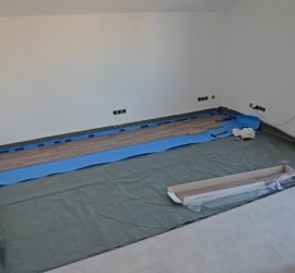 Die ersten Reihen Laminat im Gästezimmer