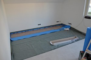 Die ersten Reihen Laminat im Gästezimmer