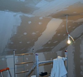 Gästezimmer gespachtelt (Deckenschräge)