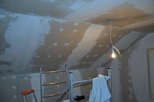 Gästezimmer gespachtelt (Deckenschräge)