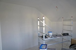 Gästezimmer: Sperrgrund an Wänden und Decke