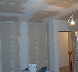 Gästezimmer gespachtelt (Türwand)