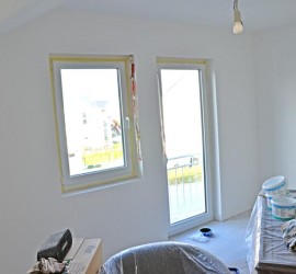 Die Fensterseite des mit Rollputz versehenen Gästezimmers