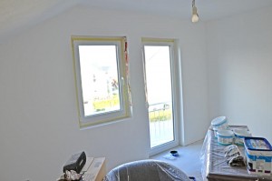 Die Fensterseite des mit Rollputz versehenen Gästezimmers