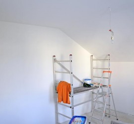 Gästezimmer verputzt, Ecke mit Gerüst und Stehleiter