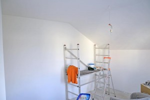 Gästezimmer verputzt, Ecke mit Gerüst und Stehleiter
