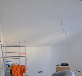 Gästezimmer verputzt von der Tür aus gesehen