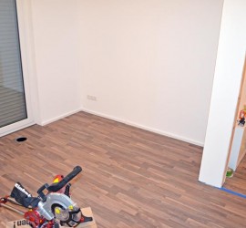 Gästezimmer: Laminat mit Sockelleiste in der Schrankecke