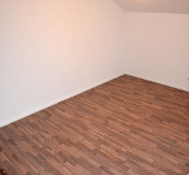 Gästezimmer-Laminat mit Sockelleisten