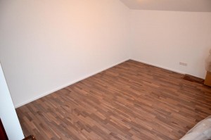 Gästezimmer-Laminat mit Sockelleisten