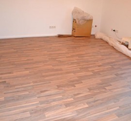 Gästezimmer-Laminat mit Sockelleisten von der Tür aus