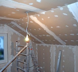 Bücherzimmer grob gespachtelt, Sicht Fensterecke