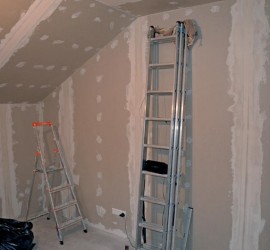 Bücherzimmer grob gespachtelt von Tür aus gesehen