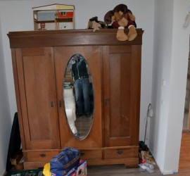 Der altbewährte Schrank mit Facettenschliff-Ovalspiegel im Gästezimmer