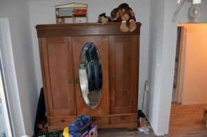 Der altbewährte Schrank mit Facettenschliff-Ovalspiegel im Gästezimmer